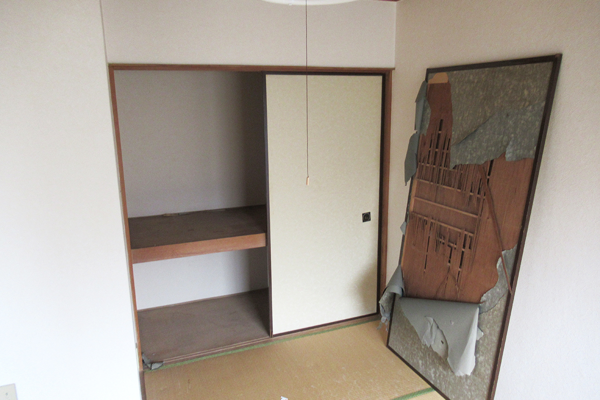 押入収納はそのままで木の引戸に