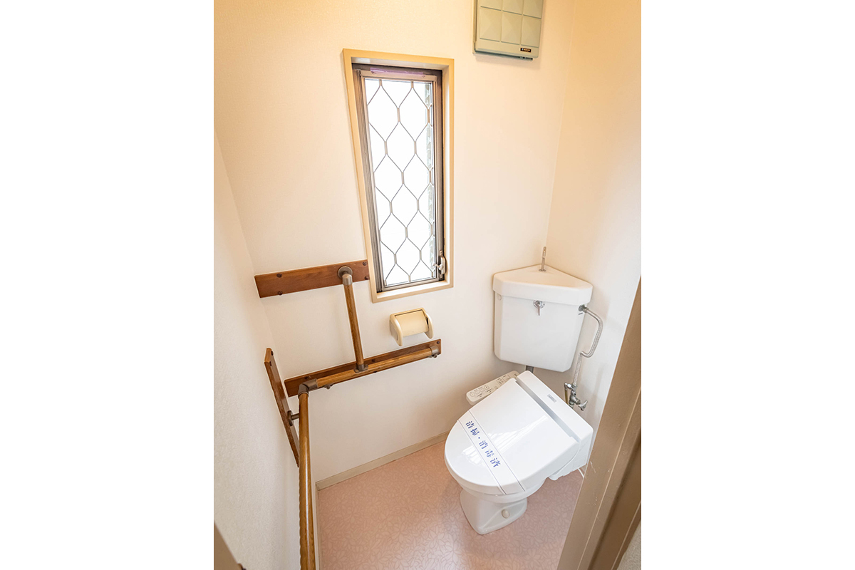 壁紙をシンプルにして明るいトイレに変身