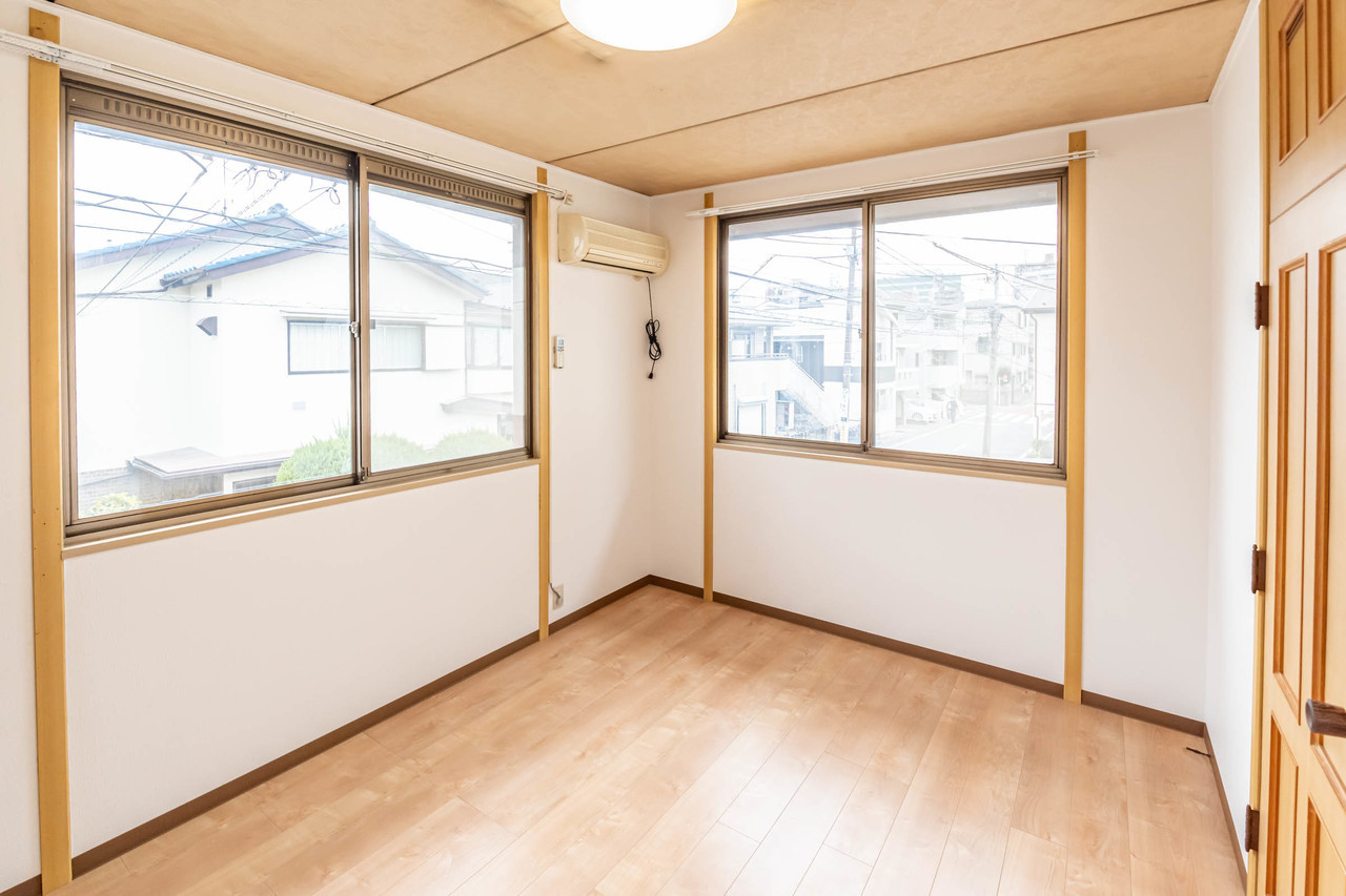 天井の色と同じ色のドアに変更した洋室