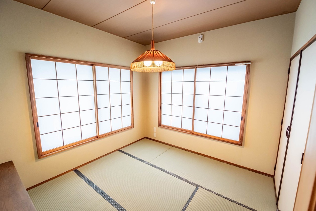 畳を壁紙を変えて清潔感のある和室へ